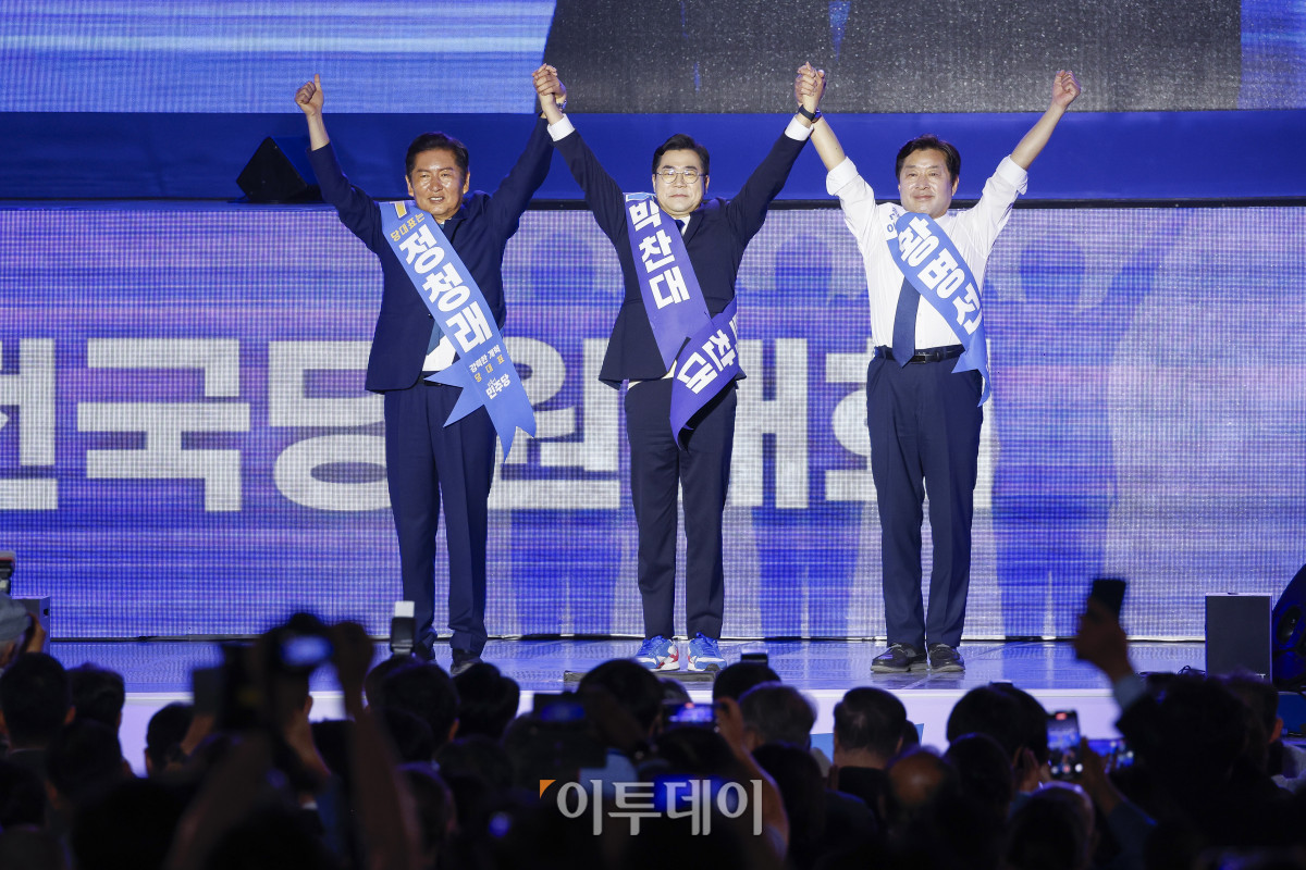 ▲더불어민주당 대표 후보인 정청래, 박찬대 의원과 황명선 최고위원 후보가 2일 경기 고양시 킨텍스에서 열린 제2차 임시전국당원대회에서 지지자들에게 인사를 하고 있다. 조현호 기자 hyunho@