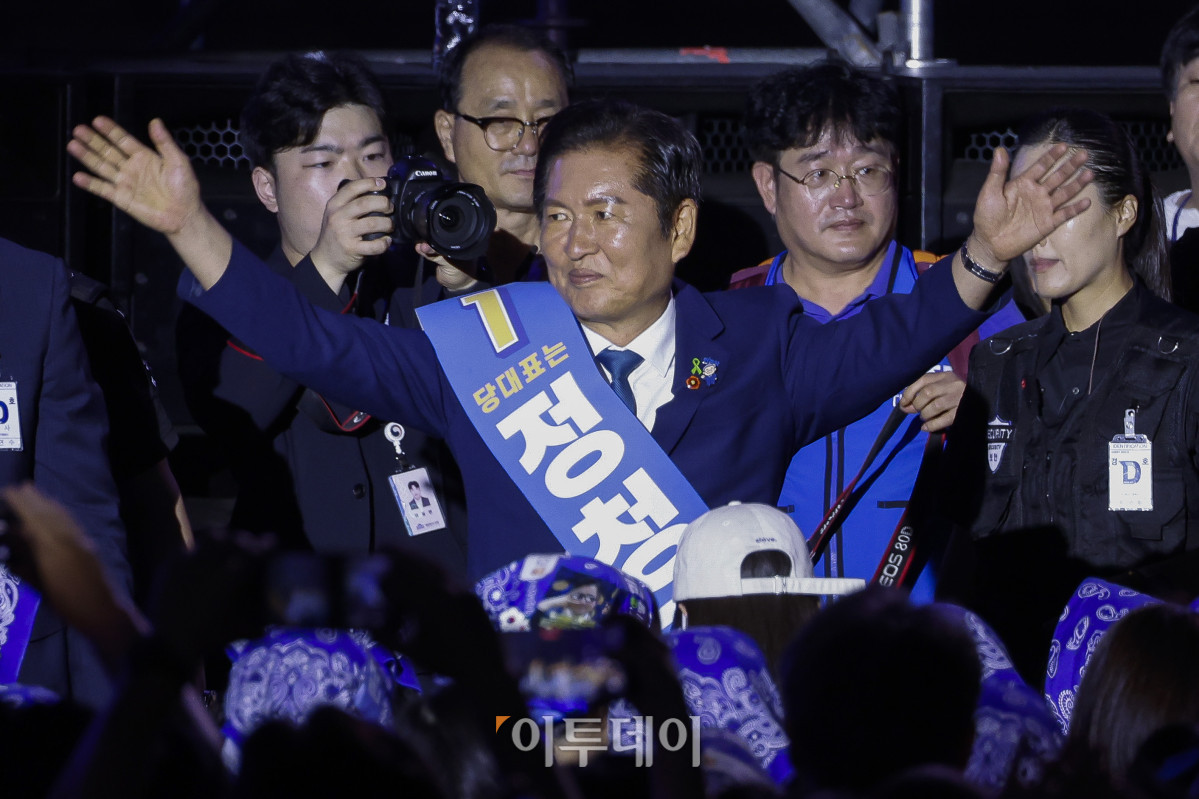 ▲정청래 더불어민주당 대표 후보가 2일 2일 경기 고양시 킨텍스에서 열린 제2차 임시전국당원대회에 참석하며 지지자들에게 인사를 하고 있다. 조현호 기자 hyunho@