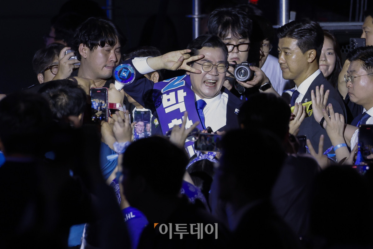 ▲박찬대 더불어민주당 대표 후보가 2일 2일 경기 고양시 킨텍스에서 열린 제2차 임시전국당원대회에 참석하며 지지자들에게 인사를 하고 있다. 조현호 기자 hyunho@