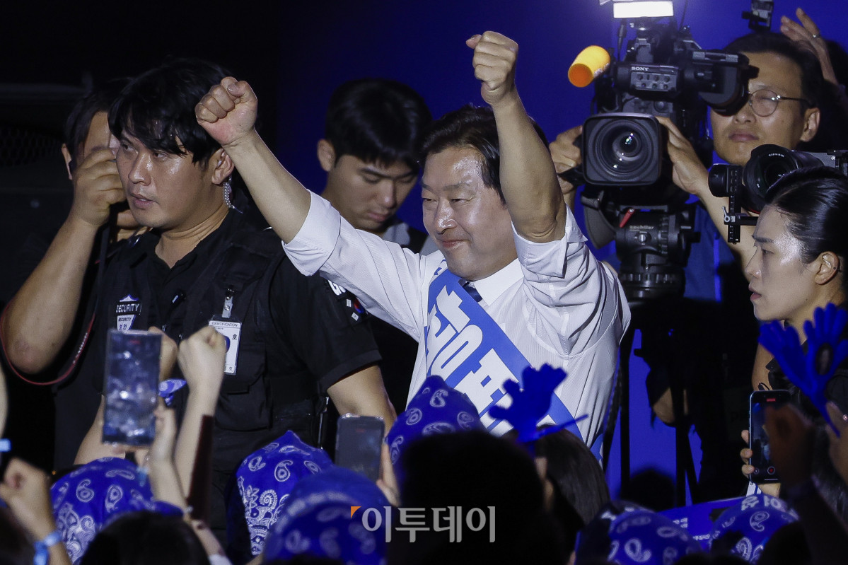 ▲황명선 더불어민주당 최고위원 후보가 2일 경기 고양시 킨텍스에서 열린 제2차 임시전국당원대회에 참석하며 지지자들에게 인사를 하고 있다. 조현호 기자 hyunho@