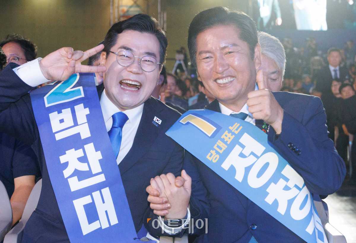 ▲박찬대(왼쪽), 정청래 더불어민주당 대표 후보가 2일 경기 고양시 킨텍스에서 열린 제2차 임시전국당원대회에 참석해 포즈를 취하고 있다. 조현호 기자 hyunho@