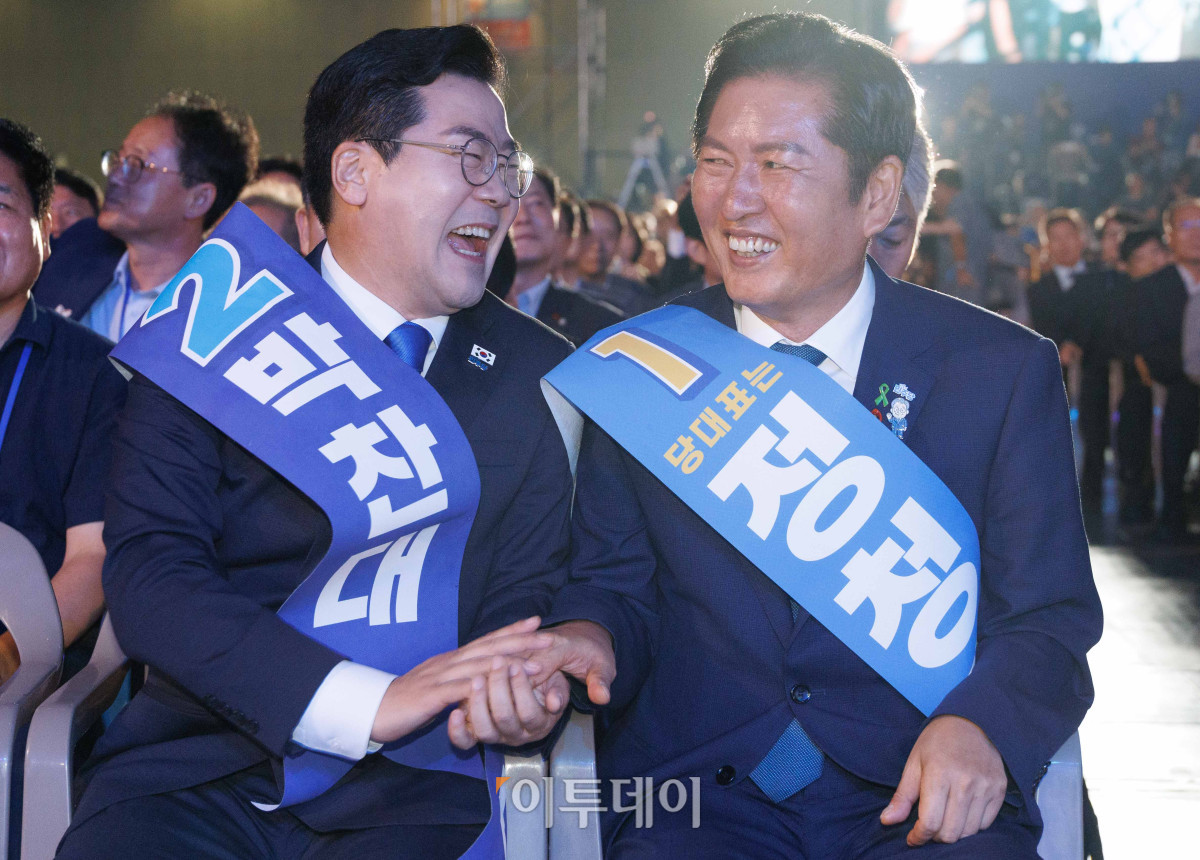 ▲박찬대(왼쪽), 정청래 더불어민주당 대표 후보가 2일 경기 고양시 킨텍스에서 열린 제2차 임시전국당원대회에 참석해 악수를 하고 있다. 조현호 기자 hyunho@