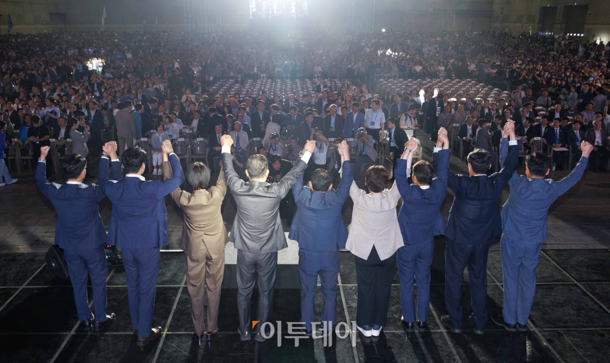 ▲김병기 더불어민주당 대표 직무대행 겸 원내대표를 비롯한 지도부가 2일 경기 고양시 킨텍스에서 열린 제2차 임시전국당원대회에서 참석자들에게 인사를 하고 있다. 조현호 기자 hyunho@