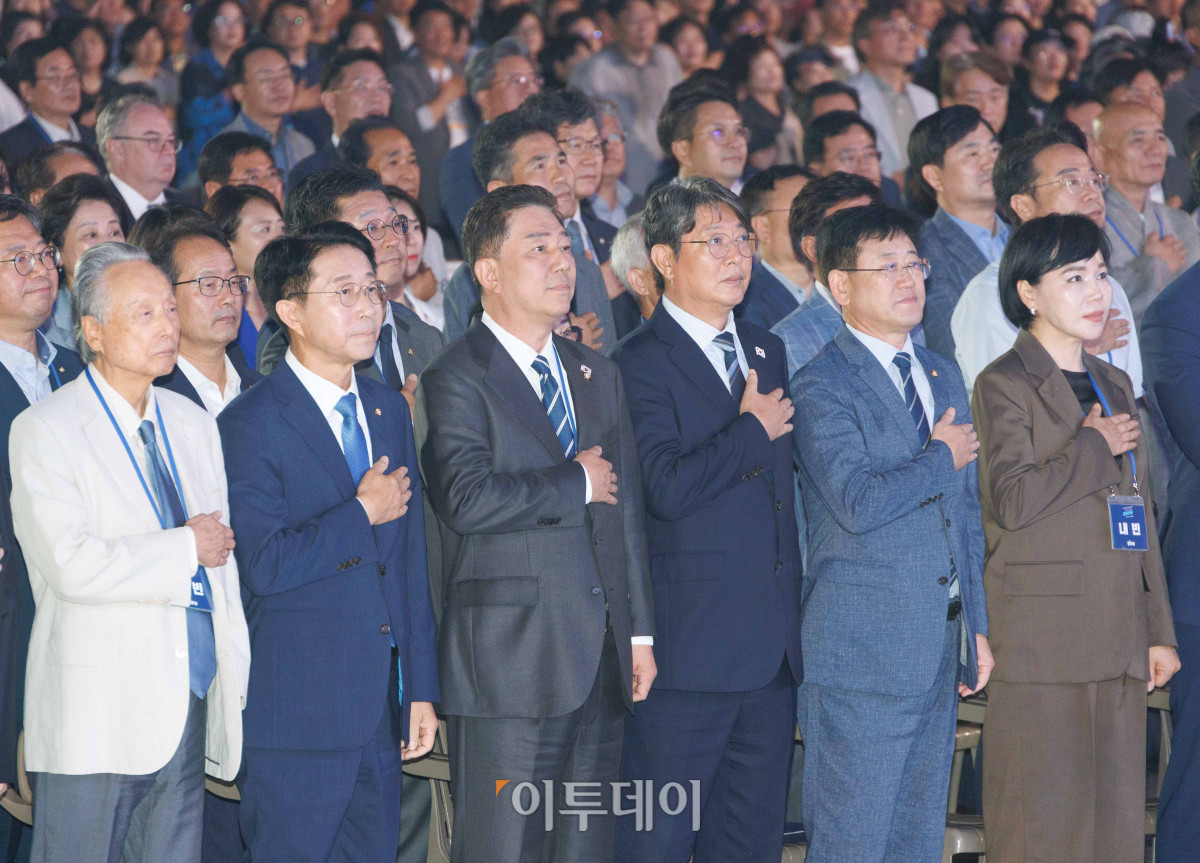 ▲김병기 더불어민주당 대표 직무대행 겸 원내대표를 비롯한 참석자들이 2일 경기 고양시 킨텍스에서 열린 제2차 임시전국당원대회에서 국민의례를 하고 있다. 조현호 기자 hyunho@