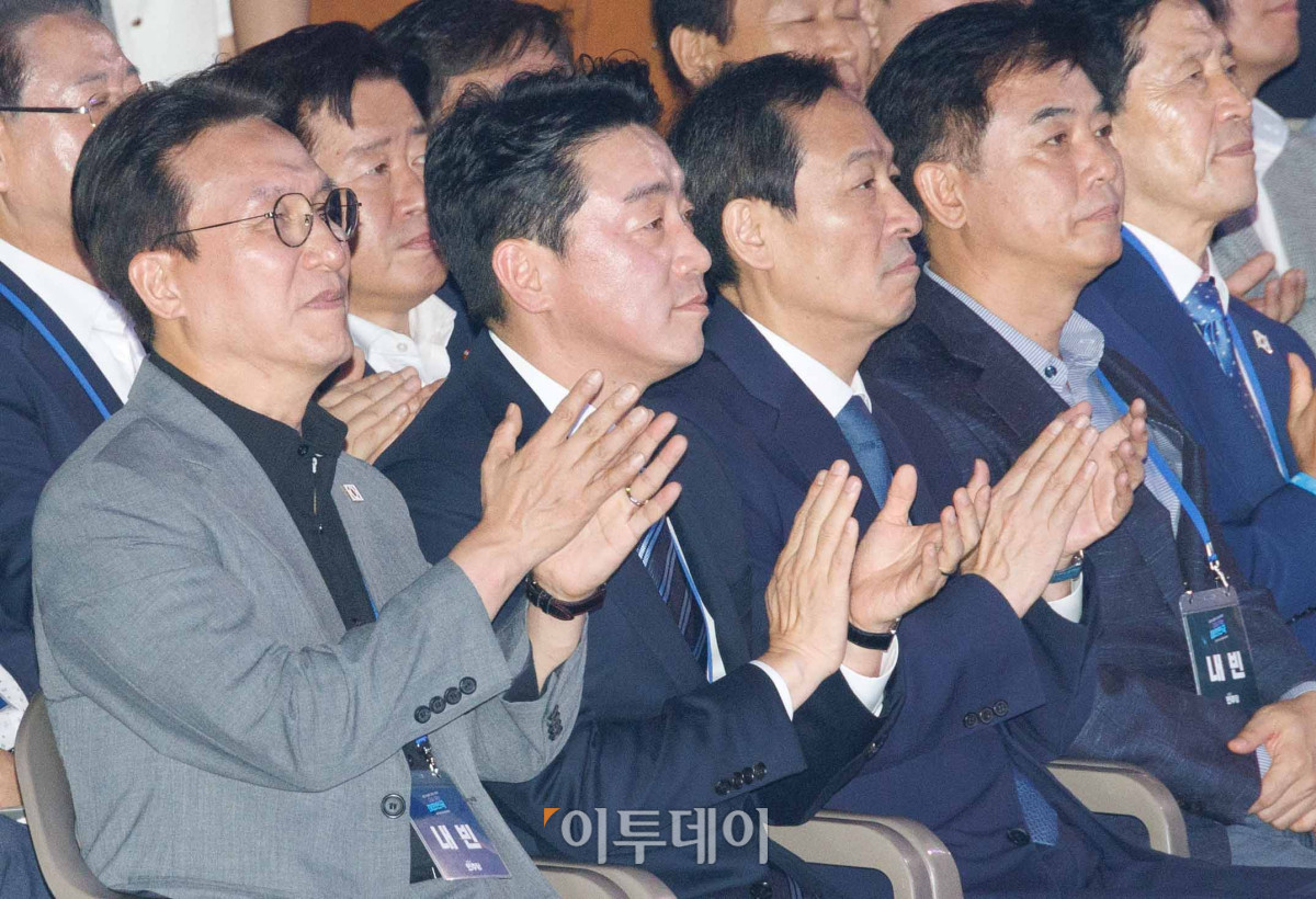 ▲김민석(왼쪽부터) 국무총리, 강훈식 비서실장, 우상호 정무수석, 김병욱 정무비서관이 2일 경기 고양시 킨텍스에서 열린 제2차 임시전국당원대회에서 박수를 치고 있다. 조현호 기자 hyunho@