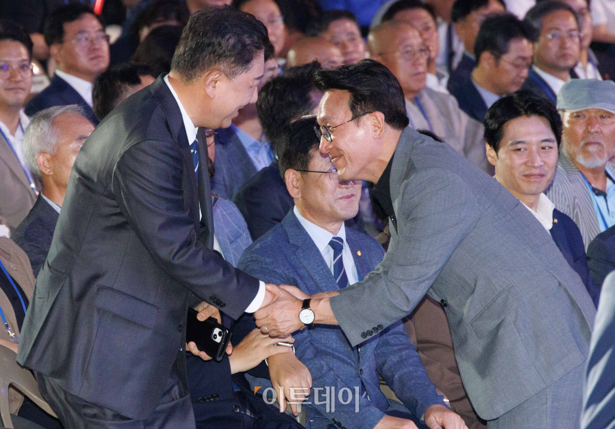 ▲김민석(오른쪽) 국무총리와 김병기 더불어민주당 대표 직무대행 겸 원내대표가 2일 경기 고양시 킨텍스에서 열린 제2차 임시전국당원대회에서 악수를 하고 있다. 조현호 기자 hyunho@