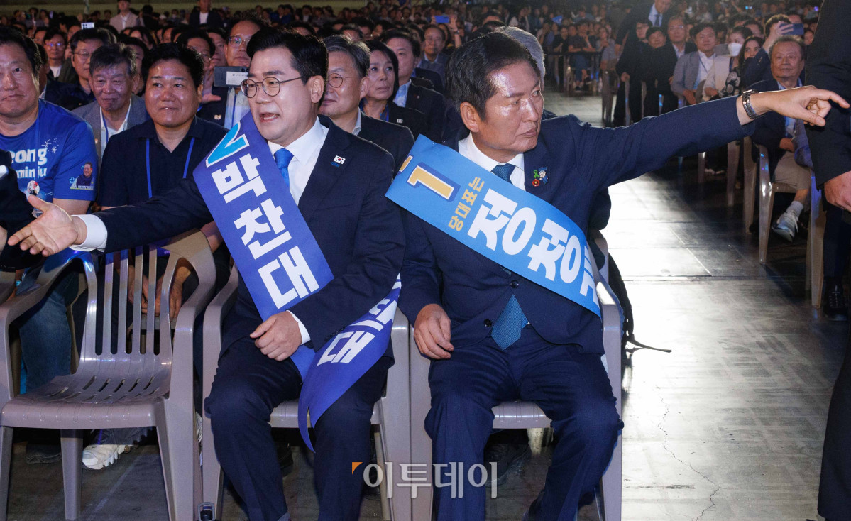 ▲박찬대(왼쪽), 정청래 더불어민주당 대표 후보가 2일 경기 고양시 킨텍스에서 열린 제2차 임시전국당원대회에 참석해 있다. 조현호 기자 hyunho@
