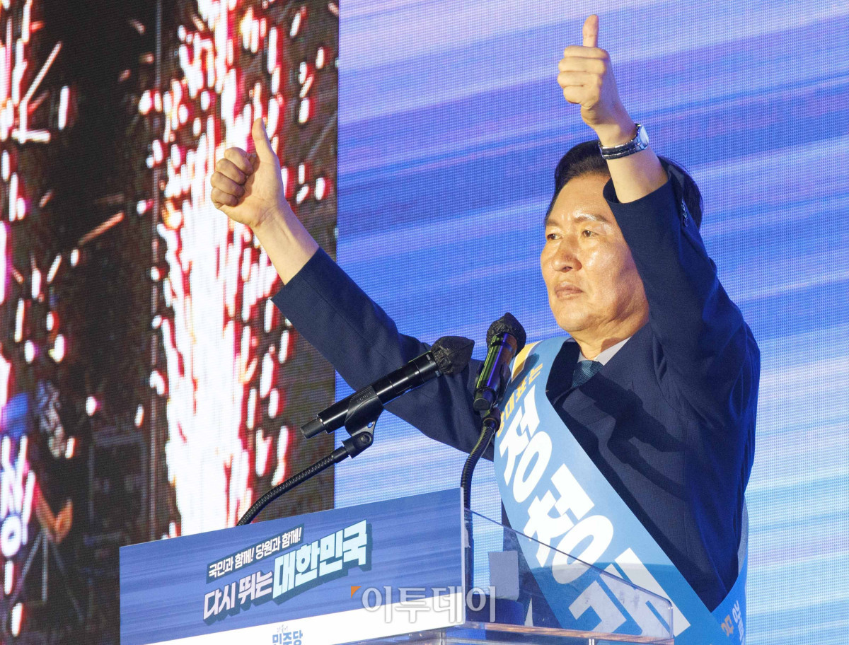 ▲정청래 더불어민주당 대표 후보가 2일 경기 고양시 킨텍스에서 열린 제2차 임시전국당원대회에서 지지자들에게 인사를 하고 있다. 조현호 기자 hyunho@