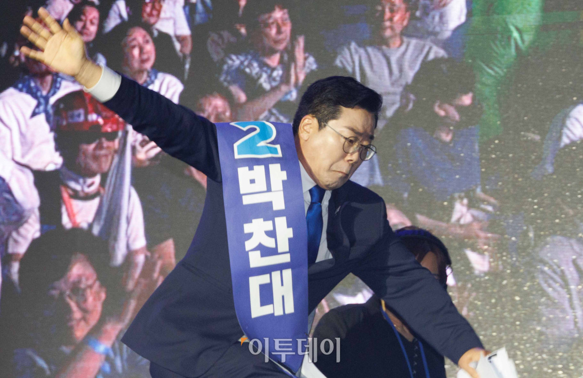 ▲박찬대 더불어민주당 대표 후보가 2일 경기 고양시 킨텍스에서 열린 제2차 임시전국당원대회에서 정견발표를 마치고 단상을 내려가던 중 넘어지고 있다. 조현호 기자 hyunho@