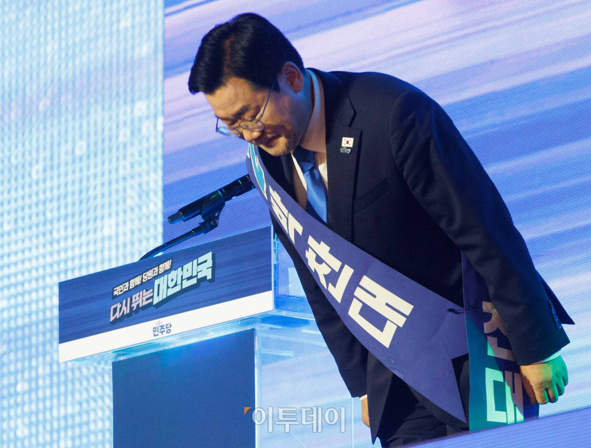 ▲박찬대 더불어민주당 대표 후보가 2일 경기 고양시 킨텍스에서 열린 제2차 임시전국당원대회에서 고개 숙여 인사를 하고 있다. 조현호 기자 hyunho@