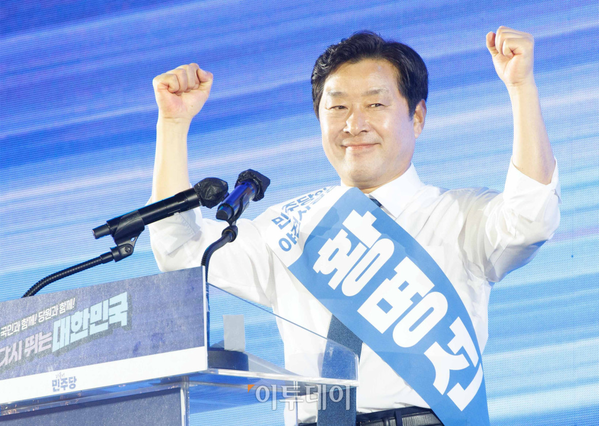 ▲황명선 더불어민주당 최고위원 후보가 2일 경기 고양시 킨텍스에서 열린 제2차 임시전국당원대회에서 지지자들에게 인사를 하고 있다. 조현호 기자 hyunho@