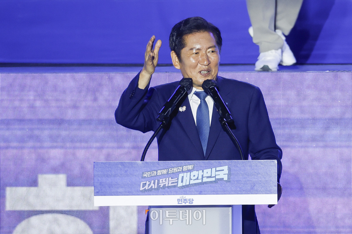 ▲정청래 더불어민주당 신임 당대표가 2일 경기 고양시 킨텍스에서 열린 제2차 임시전국당원대회에서 수락연설을 하고  있다. 조현호 기자 hyunho@