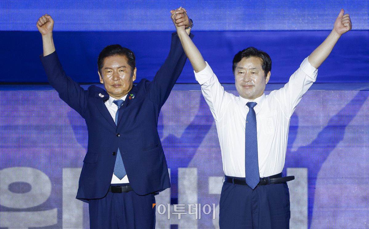 ▲더불어민주당 정청래(왼쪽) 신임 당대표와 황명선 신임 최고위원이 2일 경기 고양시 킨텍스에서 열린 제2차 임시전국당원대회에서 당원들을 향해 인사를 하고 있다. 조현호 기자 hyunho@