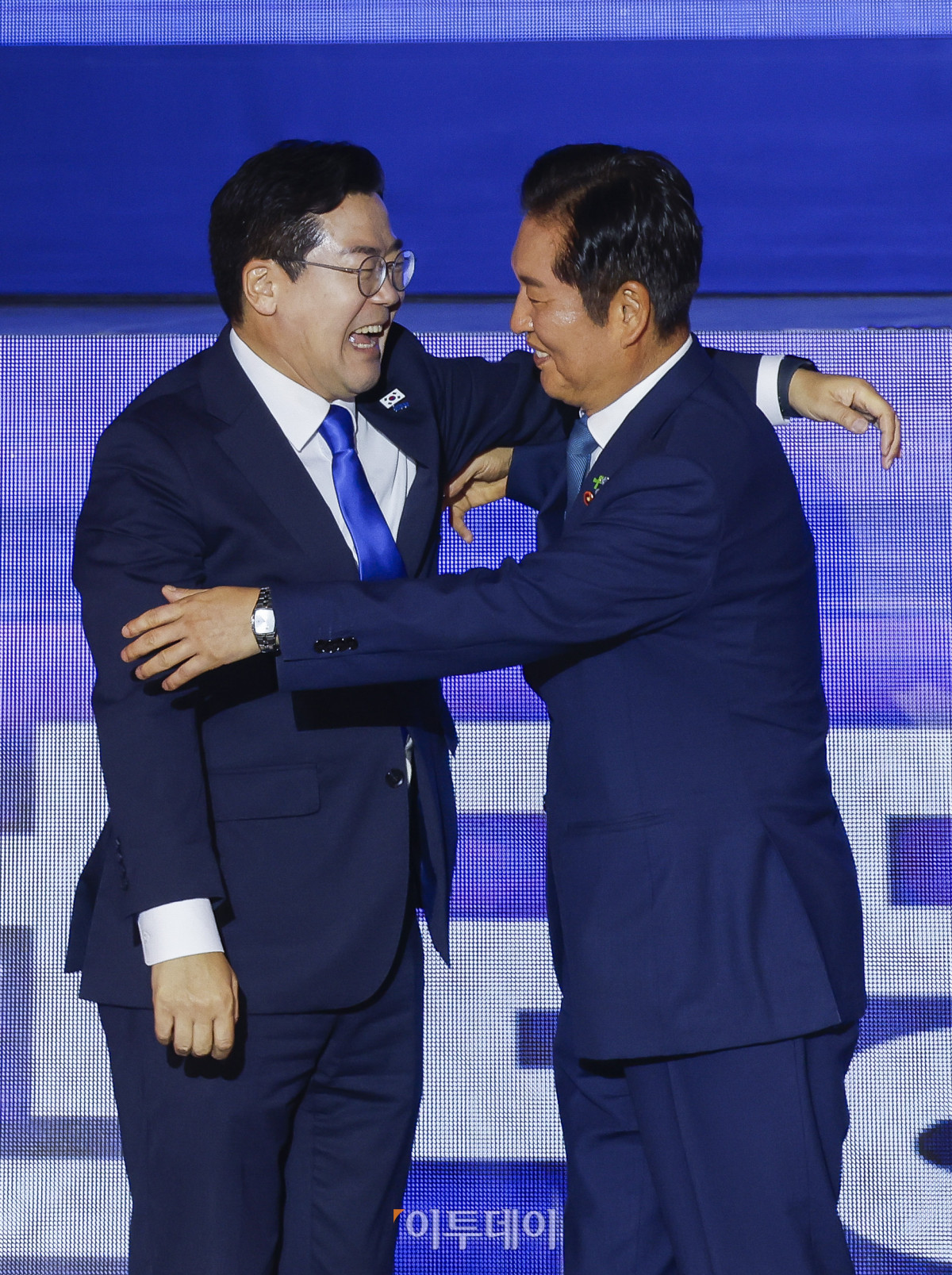 ▲더불어민주당 정청래 신임 당대표와 박찬대 의원이 2일 경기 고양시 킨텍스에서 열린 제2차 임시전국당원대회에서 포옹을 하고 있다. 조현호 기자 hyunho@