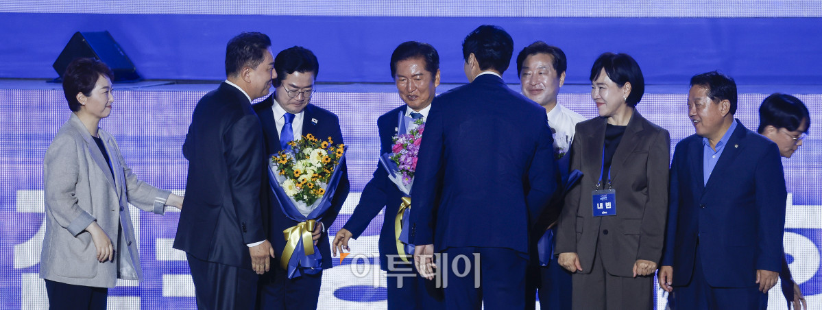 ▲더불어민주당 정청래 신임 당대표와 황명선 신임 최고위원, 박찬대 의원이 2일 경기 고양시 킨텍스에서 열린 제2차 임시전국당원대회에서 김병기 원내대표 등 지도부에게 꽃다발을 전달 받고 있다. 조현호 기자 hyunho@