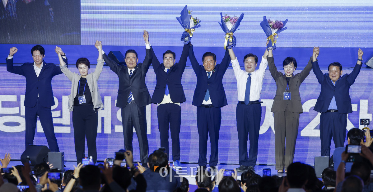 ▲더불어민주당 정청래 신임 당대표와 황명선 신임 최고위원, 박찬대 의원이 2일 경기 고양시 킨텍스에서 열린 제2차 임시전국당원대회에서 김병기 원내대표 등 지도부와 함께 당원들을 향해 인사를 하고 있다. 조현호 기자 hyunho@