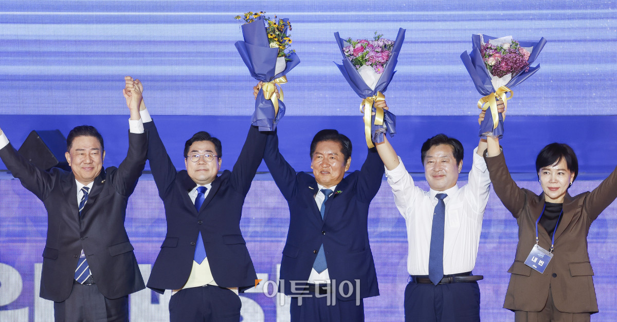 ▲더불어민주당 정청래 신임 당대표와 황명선 신임 최고위원, 박찬대 의원이 2일 경기 고양시 킨텍스에서 열린 제2차 임시전국당원대회에서 김병기 원내대표 등 지도부와 함께 당원들을 향해 인사를 하고 있다. 조현호 기자 hyunho@