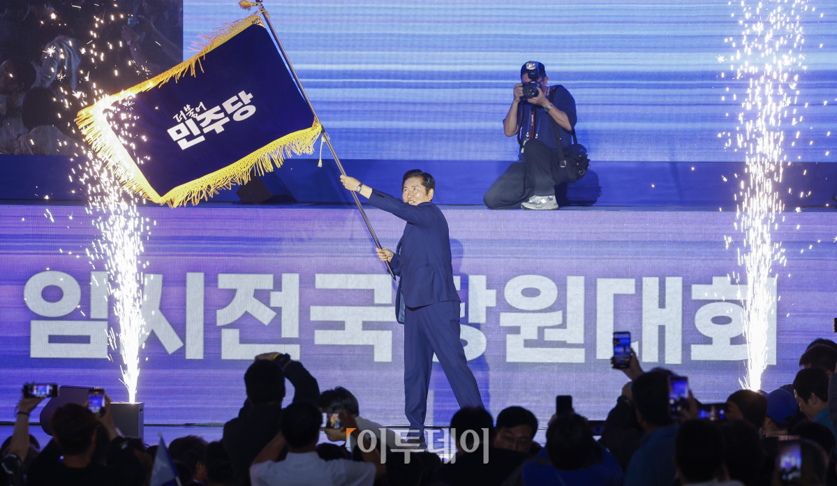 ▲정청래 더불어민주당 신임 당대표가 2일 경기 고양시 킨텍스에서 열린 제2차 임시전국당원대회에서 당대표로 선출된 뒤 당기를 흔들고 있다. 조현호 기자 hyunho@