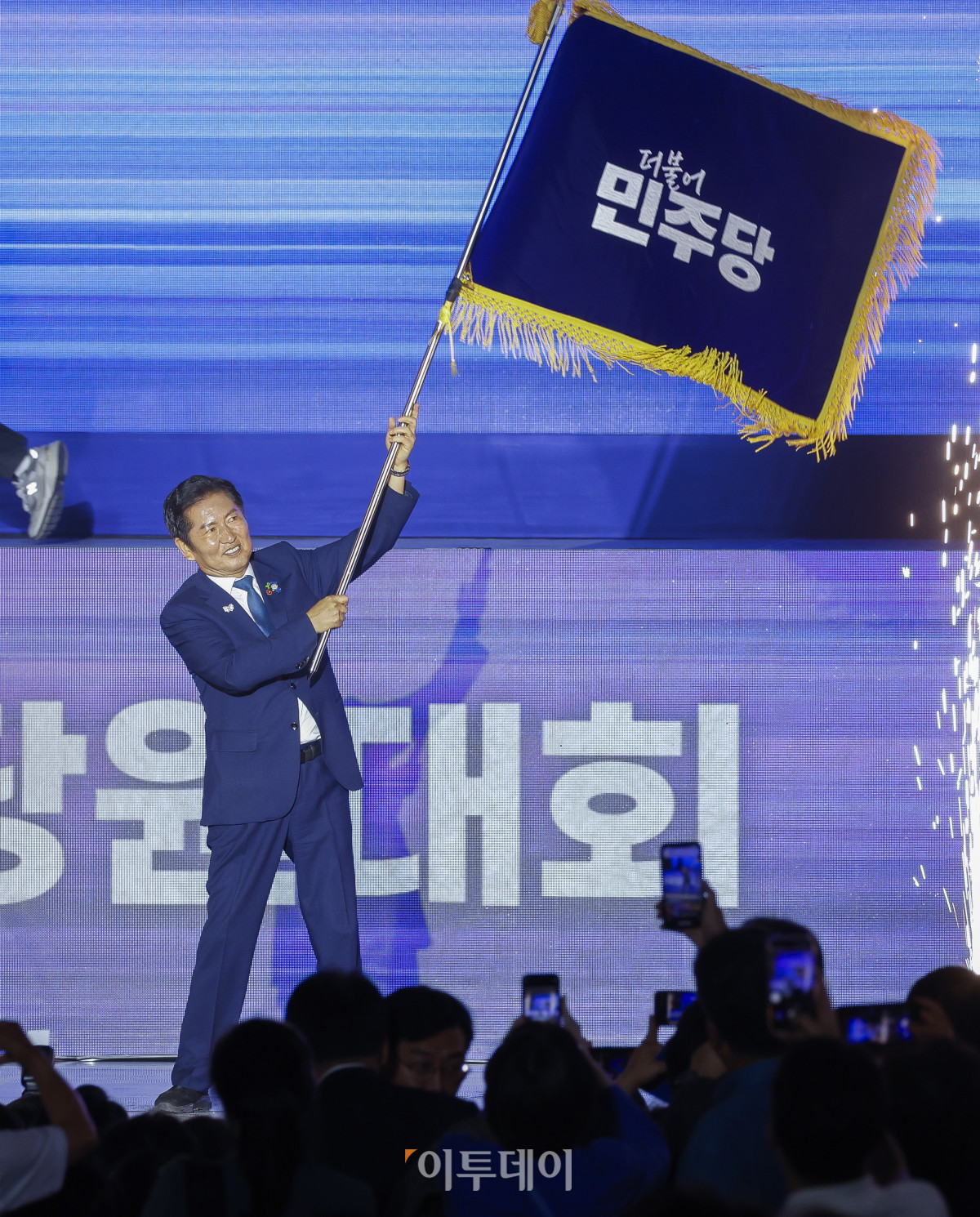 ▲정청래 더불어민주당 신임 당대표가 2일 경기 고양시 킨텍스에서 열린 제2차 임시전국당원대회에서 당대표로 선출된 뒤 당기를 흔들고 있다. 조현호 기자 hyunho@