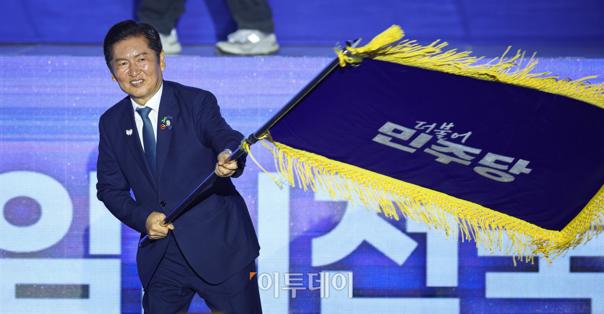 ▲정청래 더불어민주당 신임 당대표가 2일 경기 고양시 킨텍스에서 열린 제2차 임시전국당원대회에서 당대표로 선출된 뒤 당기를 흔들고 있다. 조현호 기자 hyunho@