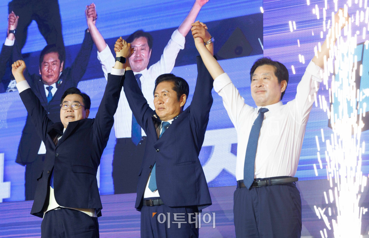 ▲정청래(가운데) 더불어민주당 신임 대표가 2일 경기 고양시 킨텍스에서 열린 제2차 임시전국당원대회에서 황명선 신임 최고위원, 박찬대 후보와 인사하고 있다. 조현호 기자 hyunho@