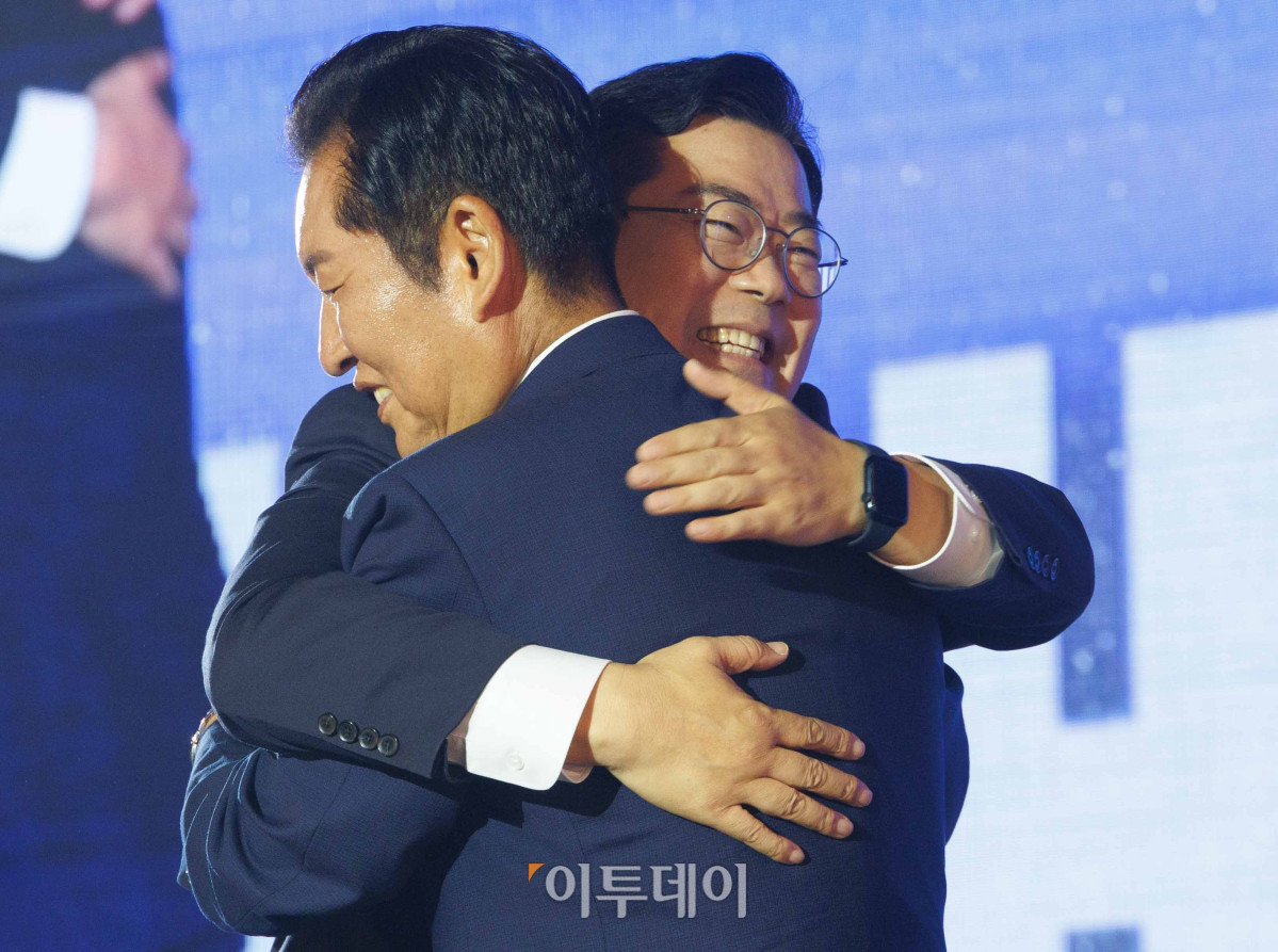 ▲정청래(왼쪽) 더불어민주당 신임 대표가 2일 경기 고양시 킨텍스에서 열린 제2차 임시전국당원대회에서 박찬대 후보와 포옹하고 있다. 조현호 기자 hyunho@