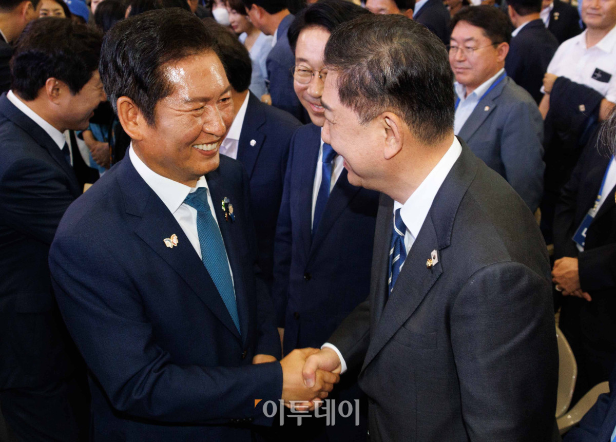 ▲정청래(왼쪽) 더불어민주당 신임 대표가 2일 경기 고양시 킨텍스에서 열린 제2차 임시전국당원대회에서 김병기 원내대표와 악수하고 있다. 조현호 기자 hyunho@