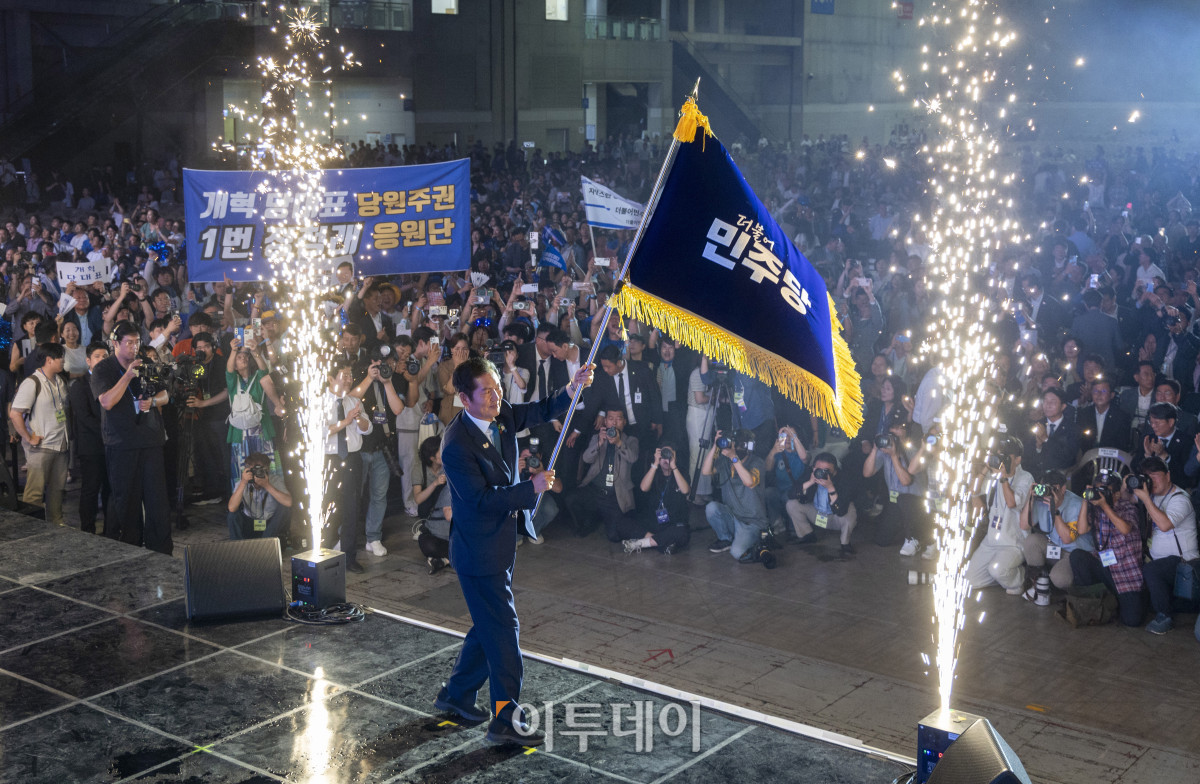 ▲정청래 더불어민주당 신임 대표가 2일 경기 고양시 킨텍스에서 열린 제2차 임시전국당원대회에서 당대표로 선출된 뒤 당기를 흔들고 있다. 조현호 기자 hyunho@