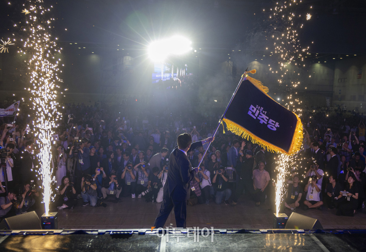 ▲정청래 더불어민주당 신임 대표가 2일 경기 고양시 킨텍스에서 열린 제2차 임시전국당원대회에서 당대표로 선출된 뒤 당기를 흔들고 있다. 조현호 기자 hyunho@