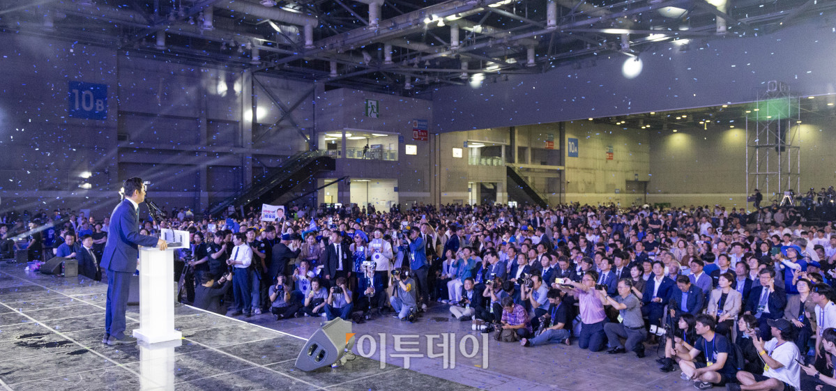 ▲정청래 더불어민주당 신임 대표가 2일 경기 고양시 킨텍스에서 열린 제2차 임시전국당원대회에서 수락연설을 하고 있다. 조현호 기자 hyunho@