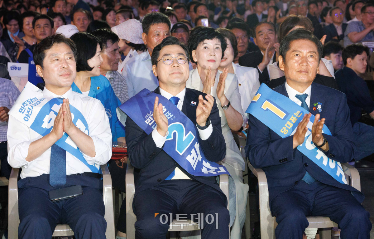 ▲정청래(오른쪽)·박찬대 더불어민주당 대표 후보, 황명선 최고위원 후보가 2일 경기 고양시 킨텍스에서 열린 제2차 임시전국당원대회에서 개표 결과를 지켜보고 있다. 조현호 기자 hyunho@