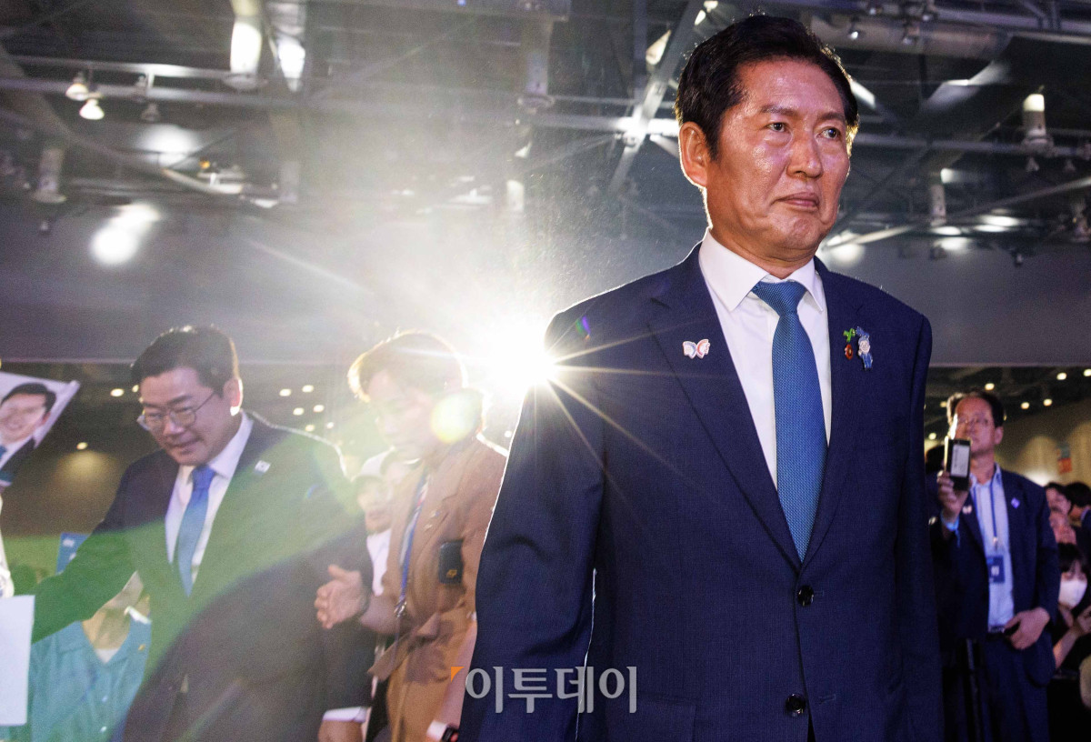 ▲정청래 더불어민주당 신임 대표가 2일 경기 고양시 킨텍스에서 열린 제2차 임시전국당원대회에서 수락연설을 위해 단상으로 향하고 있다. 조현호 기자 hyunho@