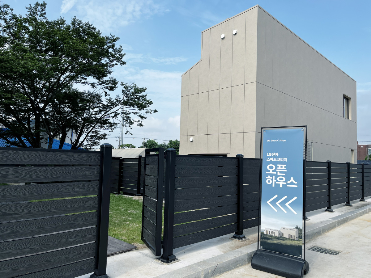 ▲LG전자의 모듈러 주택 ‘LG 스마트코티지’가 ‘워케이션’, ‘5도2촌’ 등 새로운 라이프스타일을 추구하는 고객들에게 큰 관심을 받고 있다. 사진은 전라북도 김제에 설치된 모듈러 주택 'LG 스마트코티지' (사진제공=LG전자)