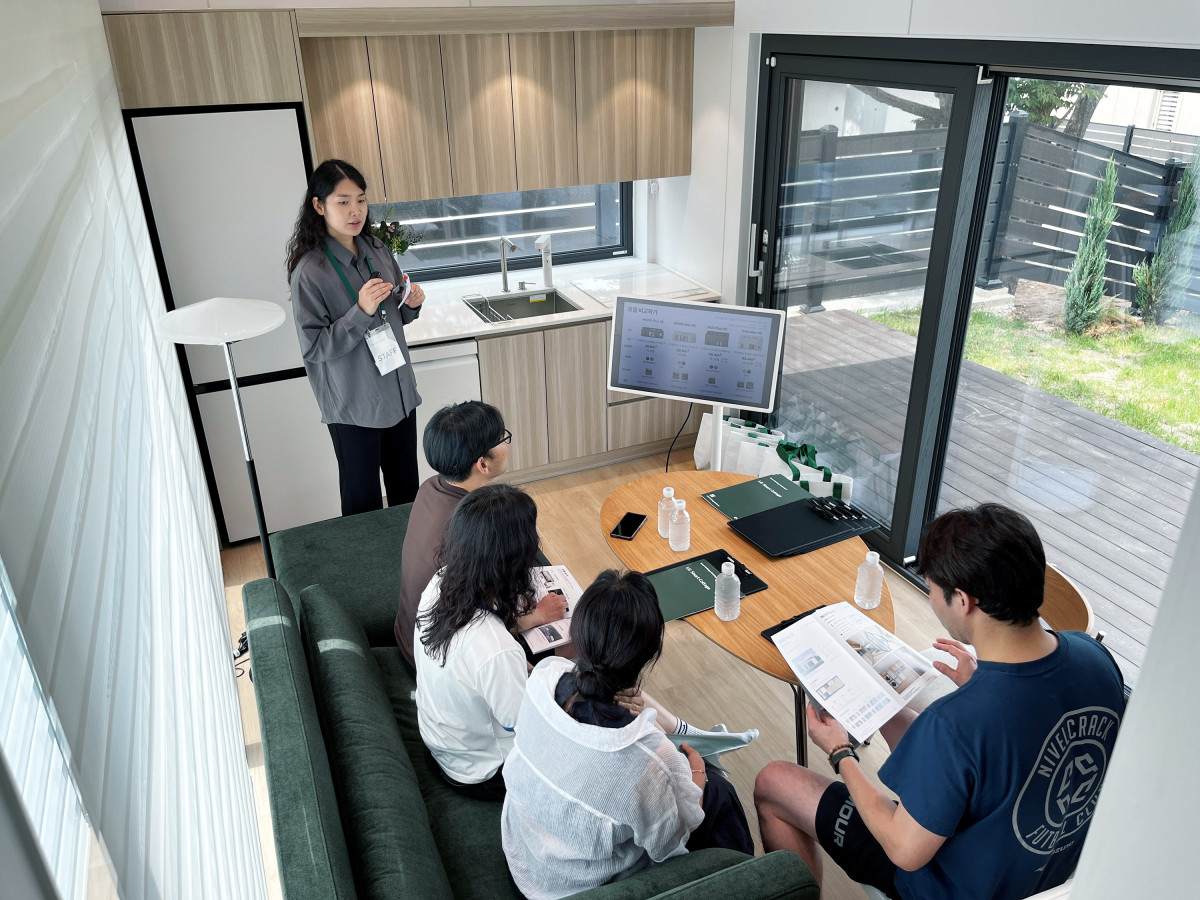 ▲LG전자는 지난 6월부터 전라북도 김제에서 온라인 예약을 통해 자유롭게 LG 스마트코티지를 둘러볼 수 있는 ‘오픈하우스’ 투어를 진행하고 있다. 사진은 'LG 스마트코티지'를 둘러보고 있는 방문객들. (사진제공=LG전자)