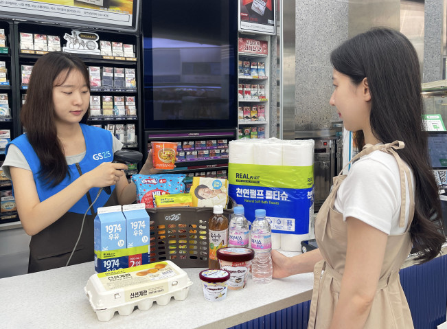 ▲GS25에서 소비자가 8월 행사 상품을 구매하고 있다. (사진제공=GS리테일)
