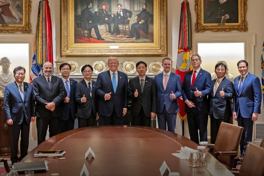 ▲도널드 트럼프 미국 대통령이 지난달 30일(현지시간) 워싱턴DC 백악관에서 한국 정부 협상단과 무역 합의를 타결한 이후 단체사진을 함께 찍고 있다. (백악관 엑스 계정)