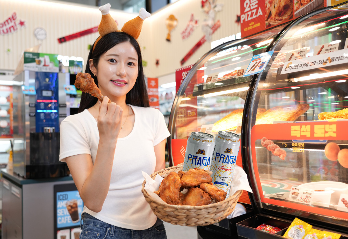 ▲세븐일레븐 모델이 3일 '한도초과 옛날통닭' 특가 판매 및 썸머 맥케이션 맥주 행사를 소개하고 있다.
 (사진제공=세븐일레븐)