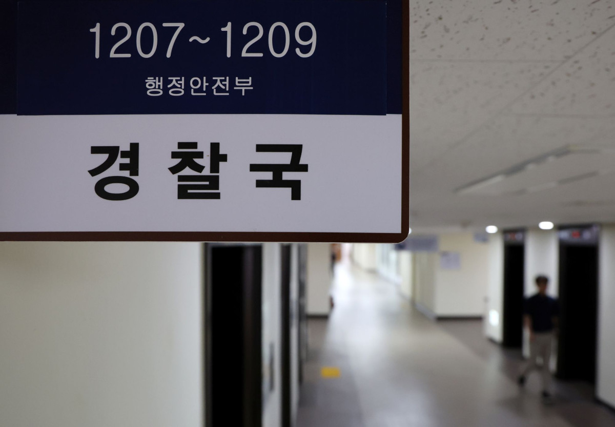 ▲ 6월 4일 오전 서울 종로구 정부서울청사 내 행정안전부 경찰국 사무실 앞을 한 공무원이 지나가고 있다.  (뉴시스)