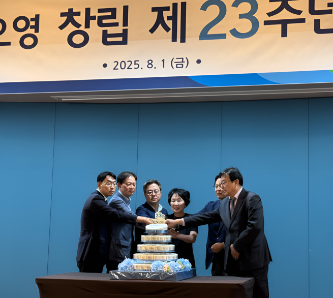 ▲1일 서울 서대문구 연희동 지오영 본사에서 열린 창립 제23주년 기념식에서 조선혜(오른쪽 세 번째) 회장과 주요 임원들이 케이크 커팅을 진행하고 있다. (사진제공=지오영)
