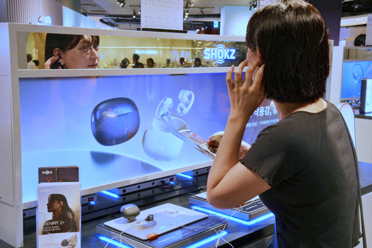 ▲롯데백화점 잠실 에비뉴엘 지하 1층 '샥즈 X 로지텍' 팝업스토어에서 고객이 제품을 구경하고 있다. (사진제공=롯데백화점)