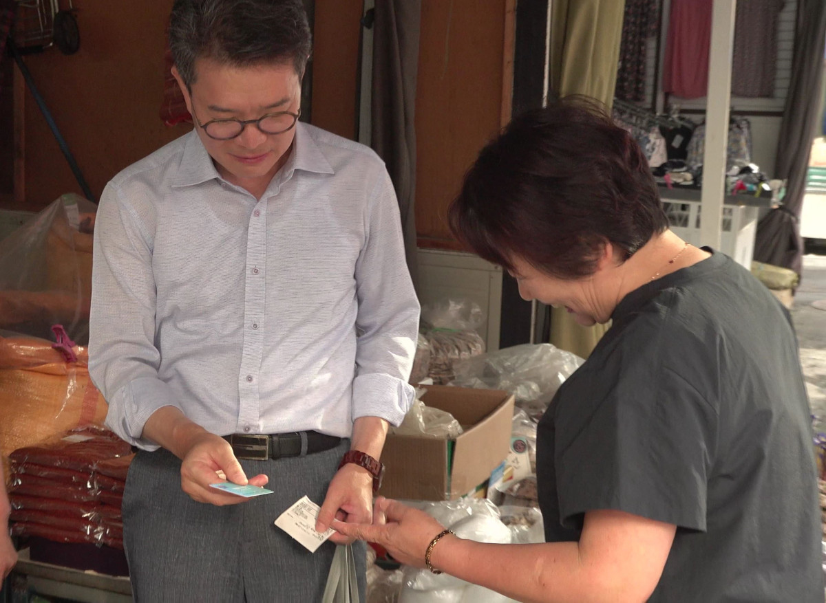 ▲정원오 성동구청장이 민생회복 소비쿠폰을 사용하는 모습. (사진제공=성동구)