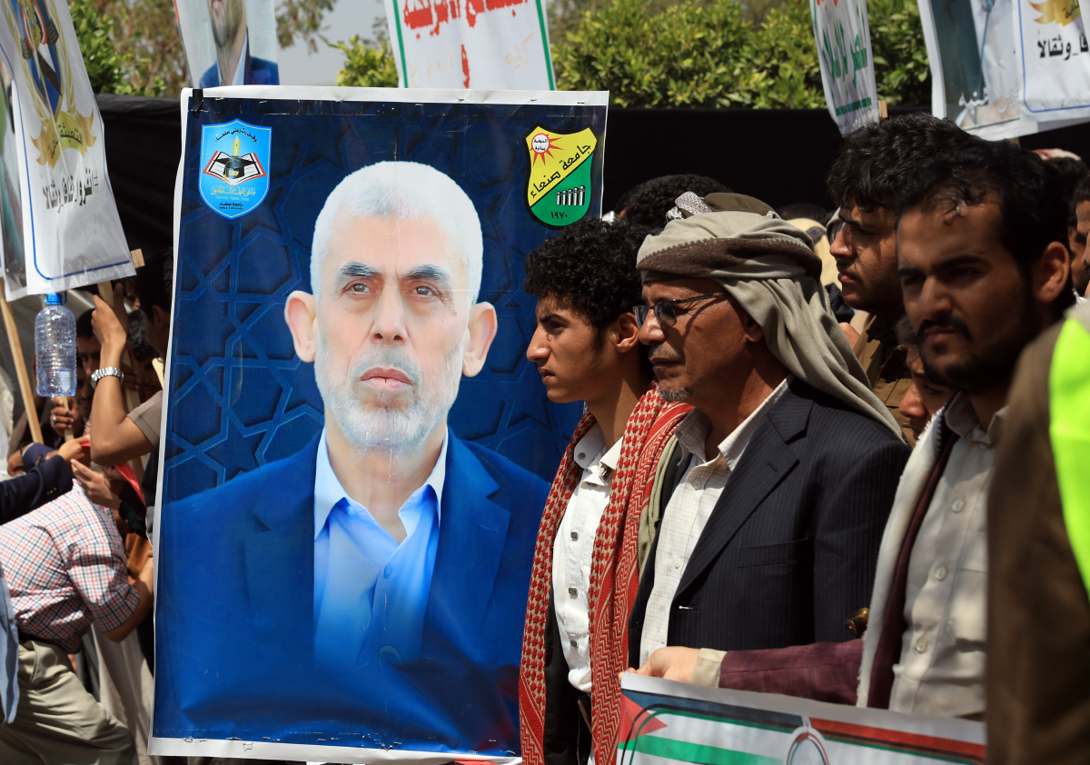 ▲예멘 사나에서 지난달 23일 종전을 요구하는 시위대가 고 야히야 신와르 하마스 지도자 사진을 들고 있다.  (사나/EPA연합뉴스)