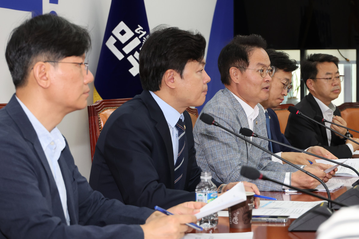 ▲더불어민주당 허영 원내정책수석이 3일 서울 여의도 국회에서 열린 노조법 2·3조 개정 관련 기자간담회에서 발언하고 있다.     왼쪽부터 정흥준 서울과학기술대 교수, 김현정 원내대변인, 허영 원내정책수석, 이용우 원내부대표, 박홍배 원내부대표. (사진=연합뉴스)