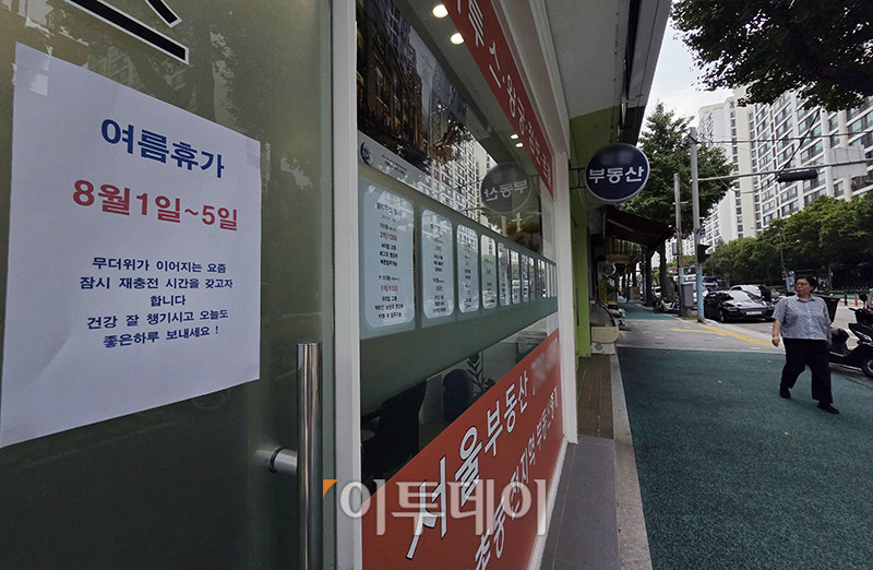 ▲31일 서울 시내의 한 상가건물에 여름휴가 안내문이 붙어있다. 고이란 기자 photoeran@