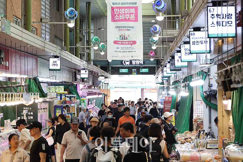 ▲역대 최장 기간 마이너스를 기록한 소매판매지수가 하반기에는 '민생회복 소비쿠폰'의 영향으로 회복될 것이라는 전망이 나오고 있다. 3일 통계청 국가통계포털(KOSIS)에 따르면 올해 2분기 소매판매지수(불변지수)는 101.8(2020년=100.0)로 작년 같은 기간보다 0.2% 감소했다. 이날 서울 마포구 망원시장에 민생회복 소비쿠폰 안내문이 붙어있는 가운데 점포 마다 시민들이 북적이고 있다. 고이란 기자 photoeran@