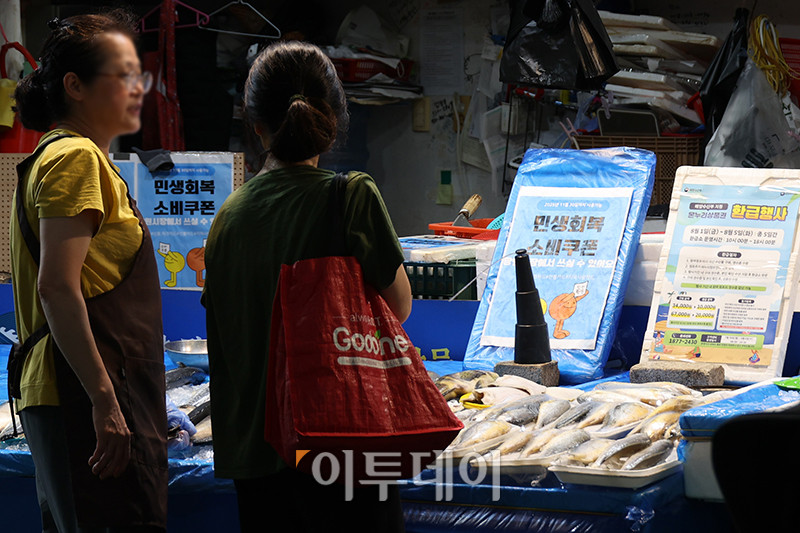 ▲역대 최장 기간 마이너스를 기록한 소매판매지수가 하반기에는 '민생회복 소비쿠폰'의 영향으로 회복될 것이라는 전망이 나오고 있다. 3일 통계청 국가통계포털(KOSIS)에 따르면 올해 2분기 소매판매지수(불변지수)는 101.8(2020년=100.0)로 작년 같은 기간보다 0.2% 감소했다. 이날 서울 마포구 망원시장에 민생회복 소비쿠폰 안내문이 붙어있는 가운데 점포 마다 시민들이 북적이고 있다. 고이란 기자 photoeran@