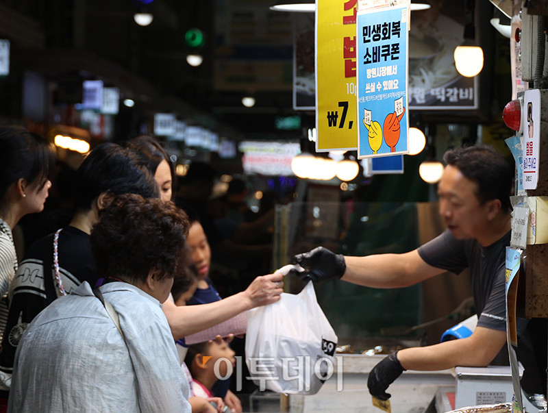 ▲역대 최장 기간 마이너스를 기록한 소매판매지수가 하반기에는 '민생회복 소비쿠폰'의 영향으로 회복될 것이라는 전망이 나오고 있다. 3일 통계청 국가통계포털(KOSIS)에 따르면 올해 2분기 소매판매지수(불변지수)는 101.8(2020년=100.0)로 작년 같은 기간보다 0.2% 감소했다. 이날 서울 마포구 망원시장에 민생회복 소비쿠폰 안내문이 붙어있는 가운데 점포 마다 시민들이 북적이고 있다. 고이란 기자 photoeran@