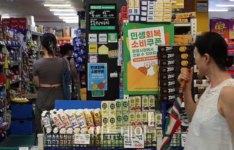 ▲역대 최장 기간 마이너스를 기록한 소매판매지수가 하반기에는 '민생회복 소비쿠폰'의 영향으로 회복될 것이라는 전망이 나오고 있다. 3일 통계청 국가통계포털(KOSIS)에 따르면 올해 2분기 소매판매지수(불변지수)는 101.8(2020년=100.0)로 작년 같은 기간보다 0.2% 감소했다. 이날 서울 마포구 망원시장에 민생회복 소비쿠폰 안내문이 붙어있는 가운데 점포 마다 시민들이 북적이고 있다. 고이란 기자 photoeran@