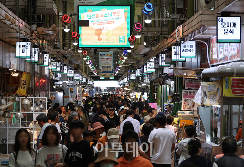 ▲서울 마포구 망원시장에 민생회복 소비쿠폰 안내문이 붙어있는 가운데 점포 마다 시민들이 북적이고 있다. 고이란 기자 photoeran@
