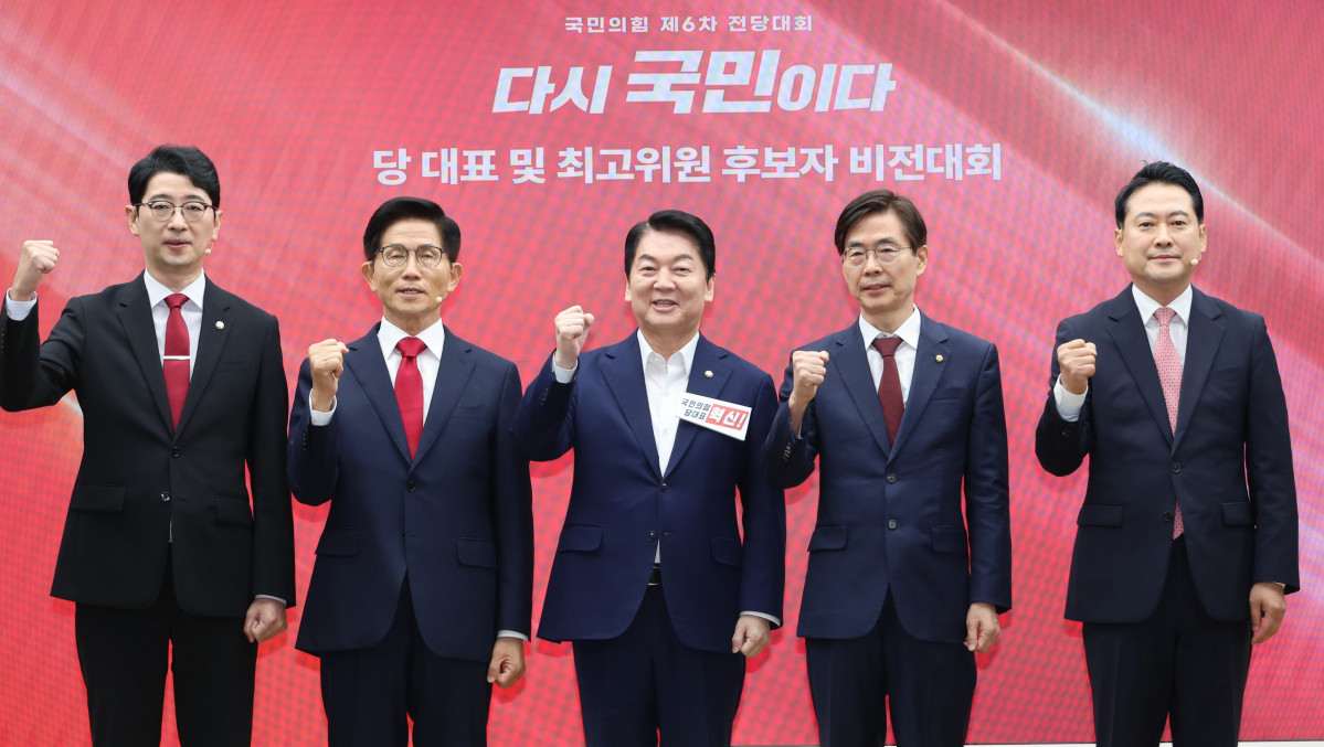 ▲3일 서울 여의도 국민의힘 당사에서 열린 제6차 전당대회 후보자 비전대회에서 주진우(왼쪽부터)·김문수·안철수·조경태·장동혁 당 대표 후보들이 기념촬영 하고 있다. 2025.8.3